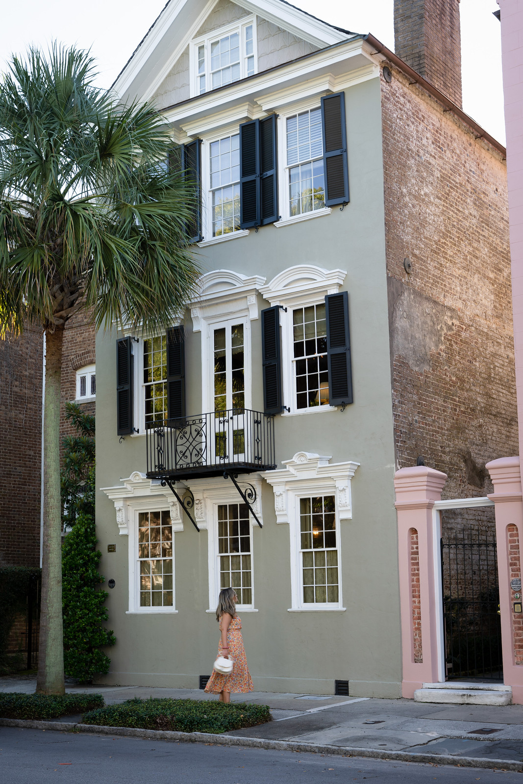 10 Things You Must Do in Charleston | Colorful Houses on Meeting St | What to Do in Charleston South Carolina | Charleston Travel Guide | Top Things to do in Charleston | Best Things to Do in Charleston SC | What to See, Do & Eat in Charleston
