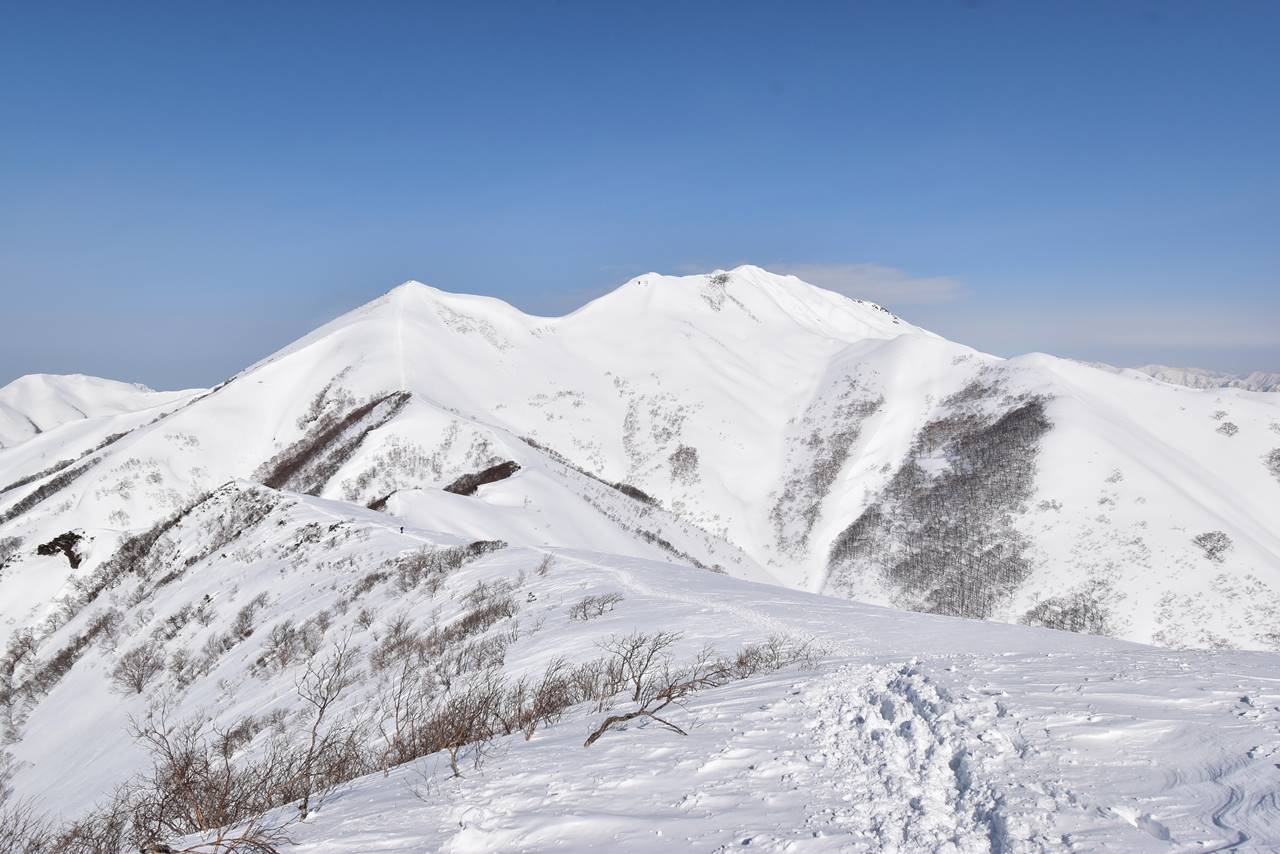 白毛門へ雪山登山 山頂から眺める笠ヶ岳～朝日岳