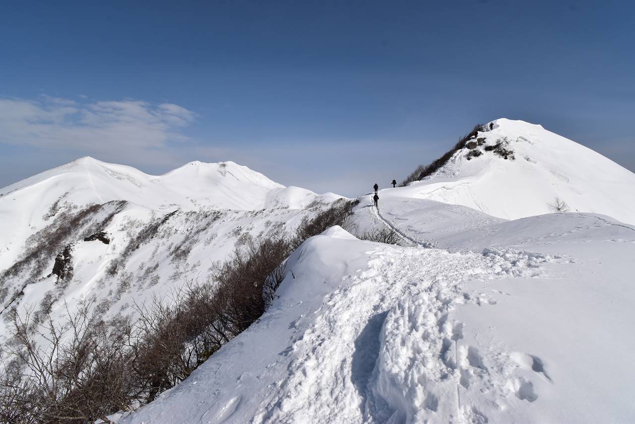 白毛門へ雪山登山 山頂と笠ヶ岳～朝日岳の稜線
