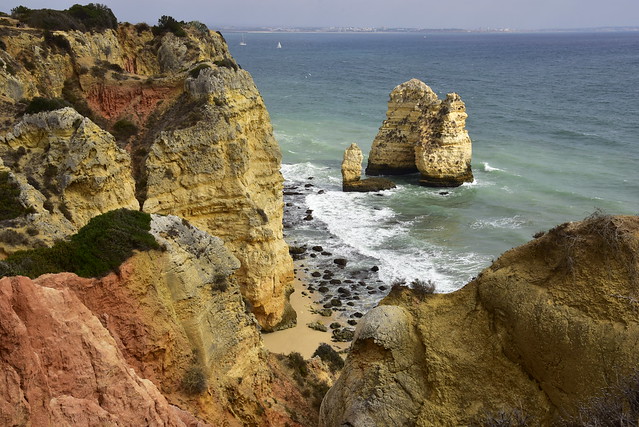 Küste bei Ponta da Piedade - Durchblick aufs Meer; Lagos, Algarve (6)