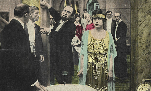Leontine Kühnberg and Ferdinand Bonn in Die goldene Mumie (1918)