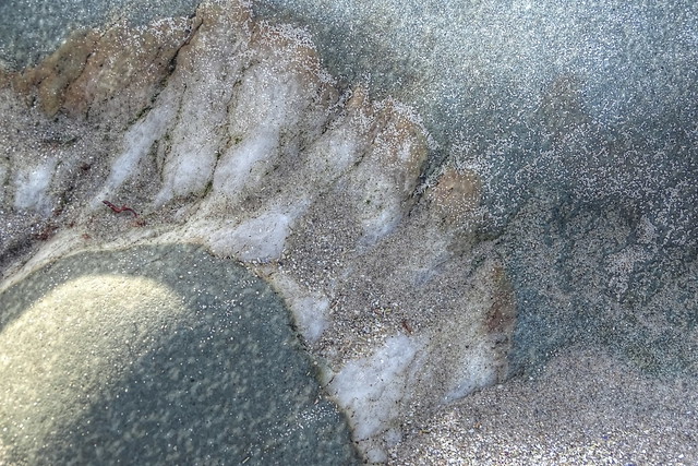 Beach rock quartz intrusion