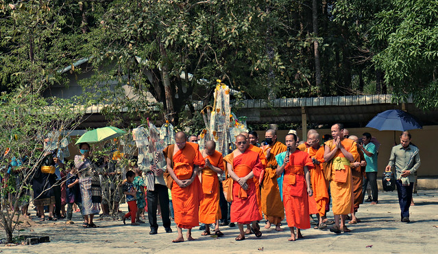 Monks leading Wien Thien