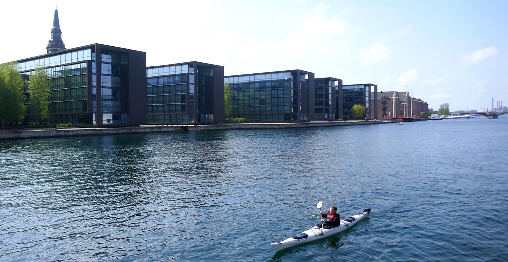 Le kayak solitaire et les immeubles modernes à Christianshavn, Slotsholmen, Indre By, Copenhague, Danemark.
