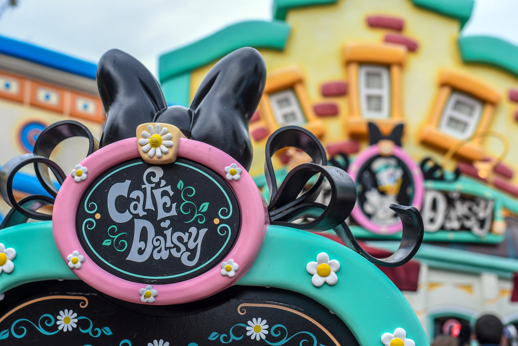 Cafe Daisy signs Toontown DL