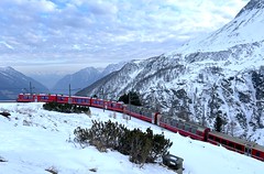 Bernina Express stoupající z údolí Val di Poschiavo na Alp Grüm