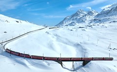 Bernina Express projíždějící Berninským passem