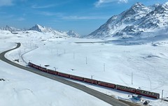 Bernina Express projíždějící Berninským passem