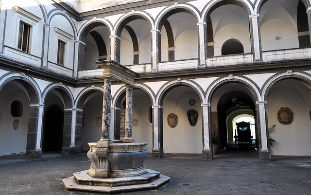 Cloître des Procurateurs, fin XVIe siècle, chartreuse San Martino, Vomero, Naples, Campanie, Italie.