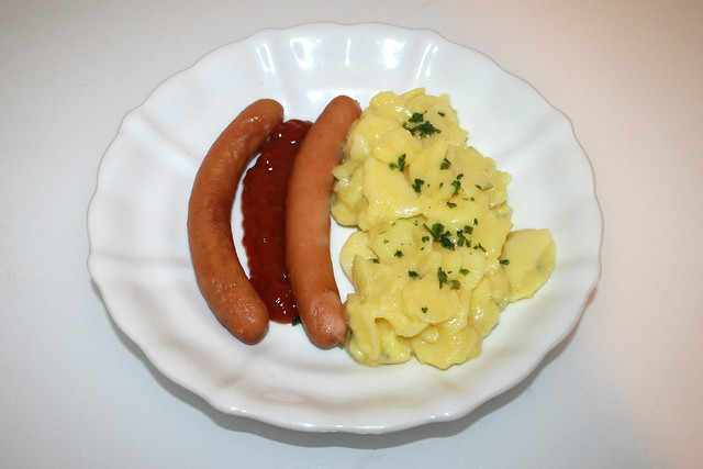 Hot Wieners with potato salad - Served / Heiße Wiener mit Kartoffelsalat - Serviert