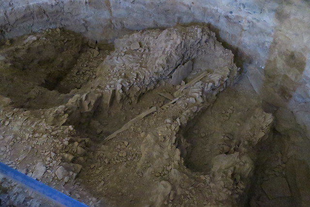 Santa Maria de Colera. Nècropolis medieval excavada en la roca.