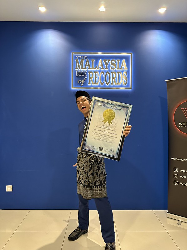 Naim Daniel Terima Pengiktirafan Malaysia Book Of Records Menyanyi Secara Terbalik