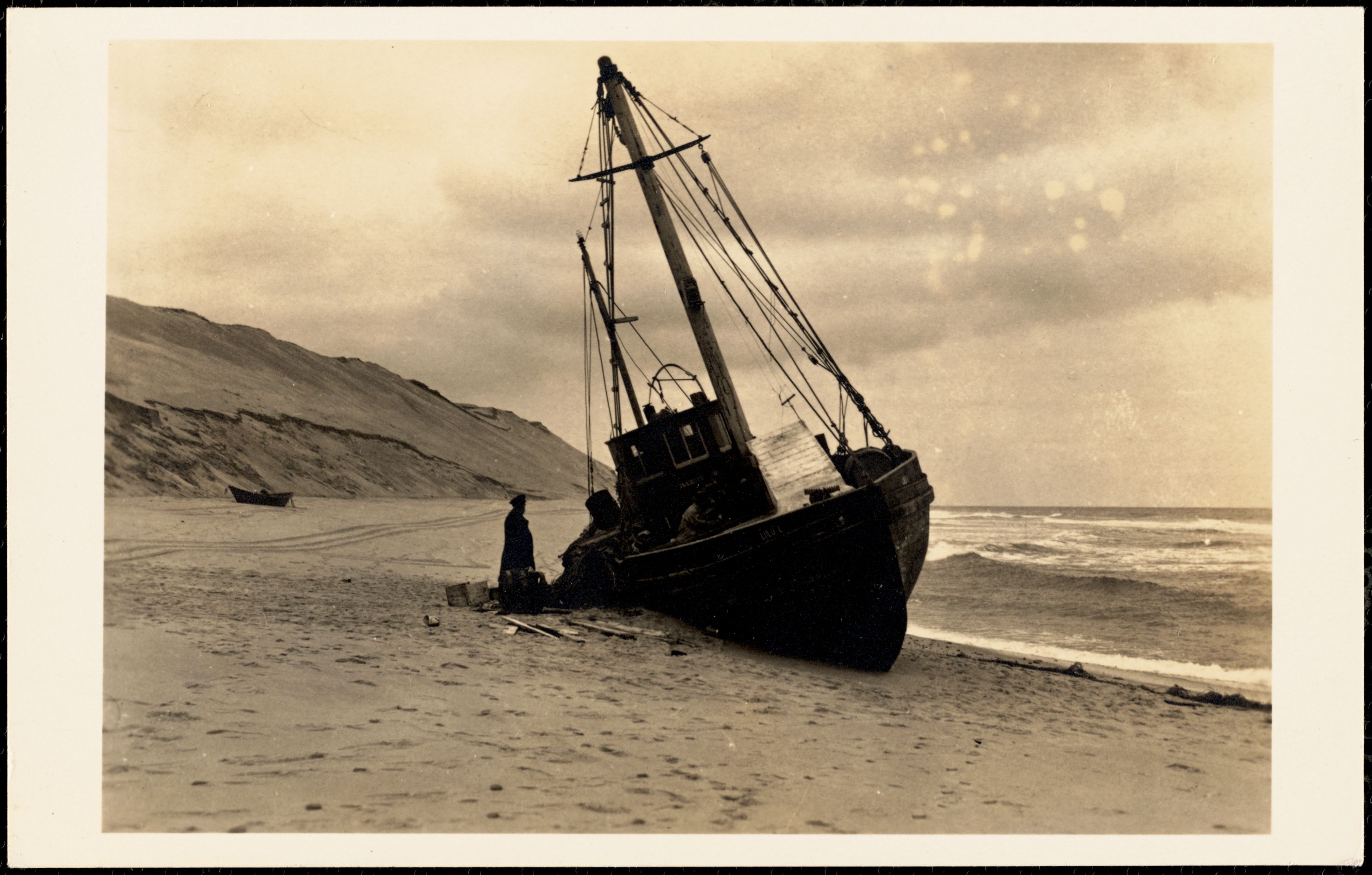 Wreck on Ballston Beach, 1915 (?). Postcard. Truro, Massachusetts Historical Postcard Collection. | src Digital Commonwealth