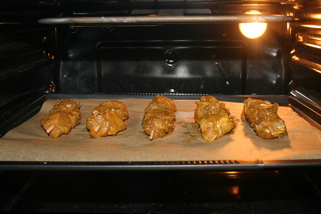32 - Put chicken skewers in oven / Hähnchenspieße in Ofen schieben