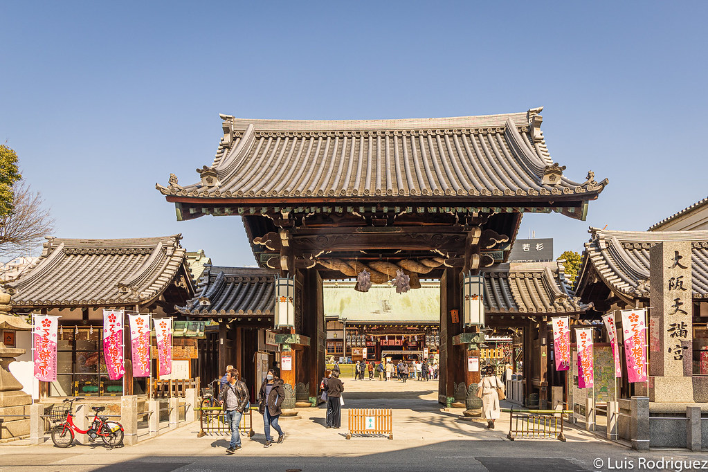 Puerta Omotemon del santuario Osaka Tenmangu