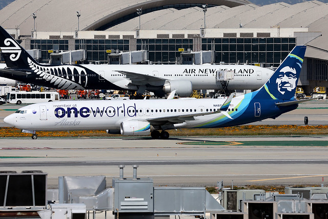 Alaska Airlines | Boeing 737-900ER | N487AS | oneworld logos | Los Angeles International