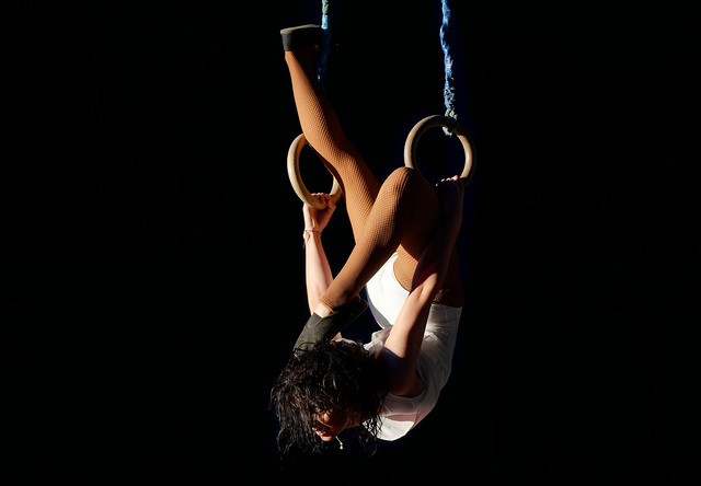 an Artist in the Light : contortionism - une Artiste dans la Lumière : controsionisme - cirque franco-belge