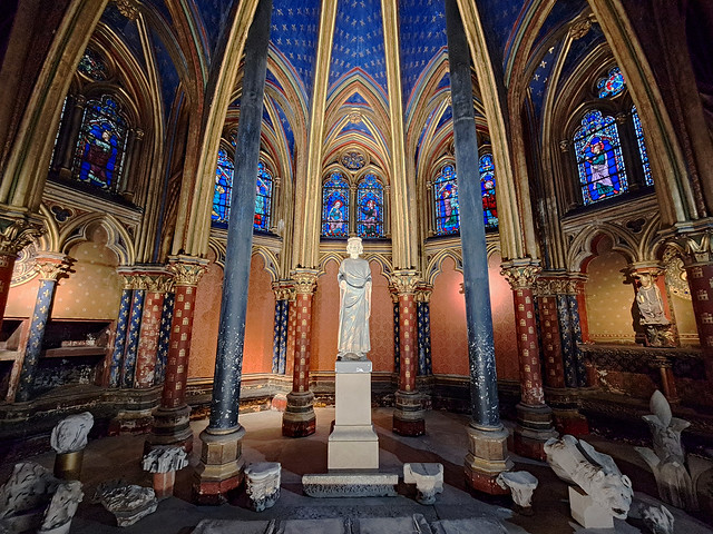 2023.03.19.005 PARIS - Sainte-Chapelle. Chapelle basse, l'abside et la statue de Saint-Louis (vers 1300)