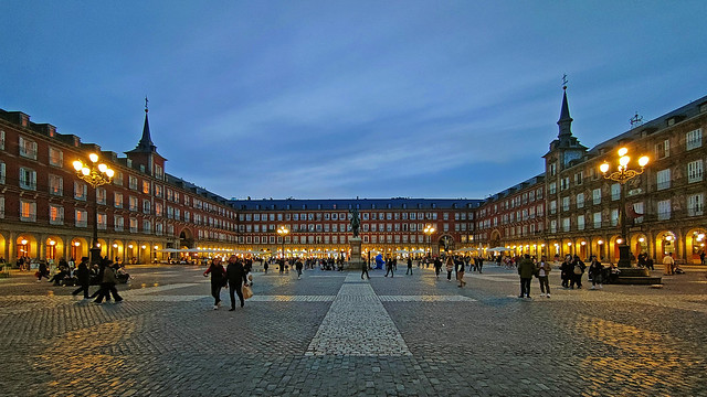 Madrid. Plaza Mayor. Atardeciendo / Main Square. Sunset