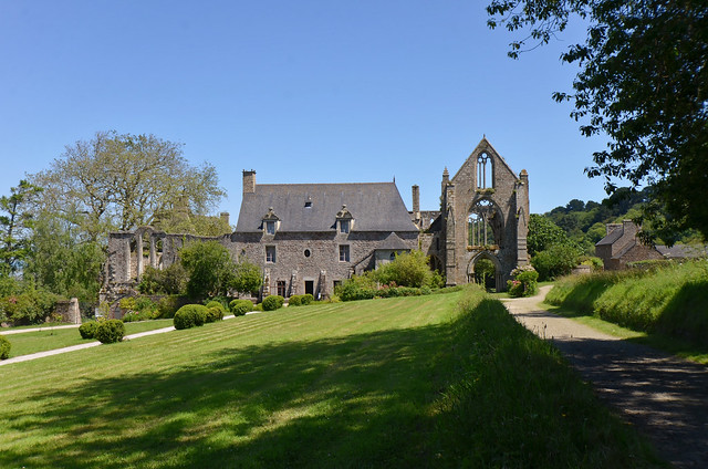 Abbaye de Beauport (Côtes-d'Armor) - Vue générale des bâtiments subsistants (explore 25-03-23)