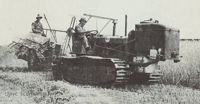 Famo Boxer B173 met houtgasgenerator en Lanz trekkerbinder in de Noord-Oost-Polder (1944)