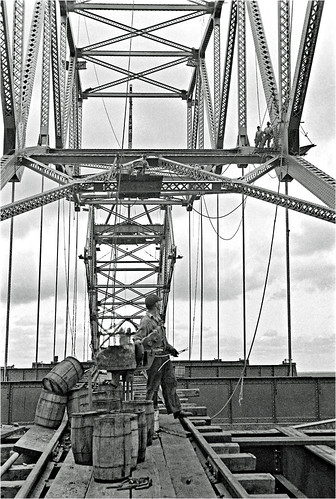 capecodcanal bournebridge construction steel steelworker americanbridgecompany fayspoffordthorndike riveter blackwhite bridge rivet armycorpsofengineers infrastructure film negative mediumformat
