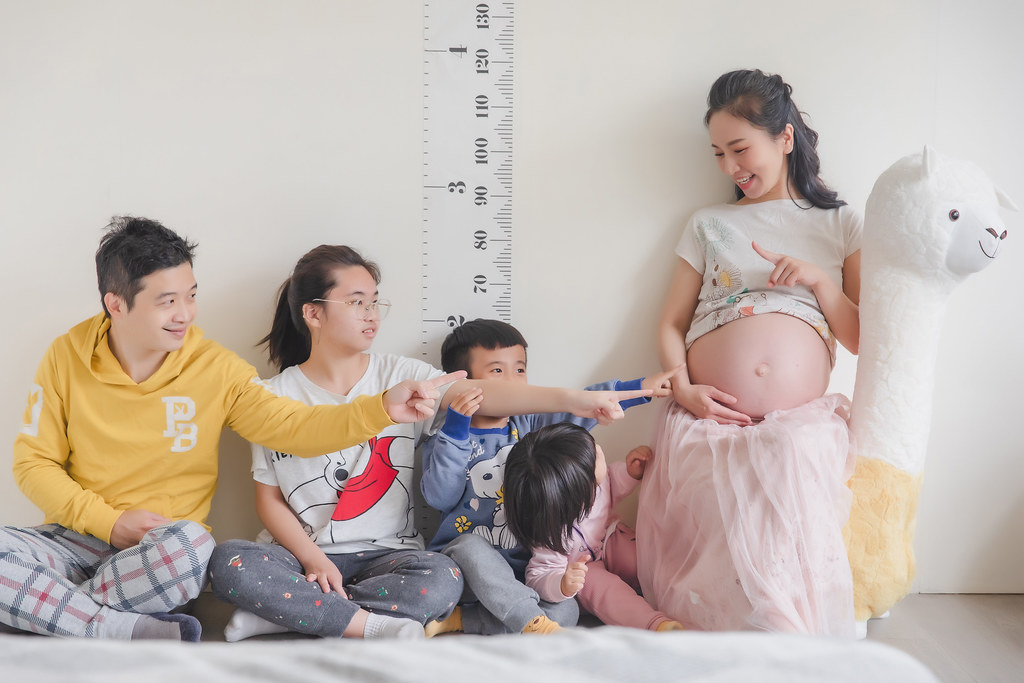 [親子寫真] 吳凱莉  全家福拍攝@迪司陽光攝影棚-最專業的團隊完成全家福照，拍出有溫度的照片! #孕婦寫真