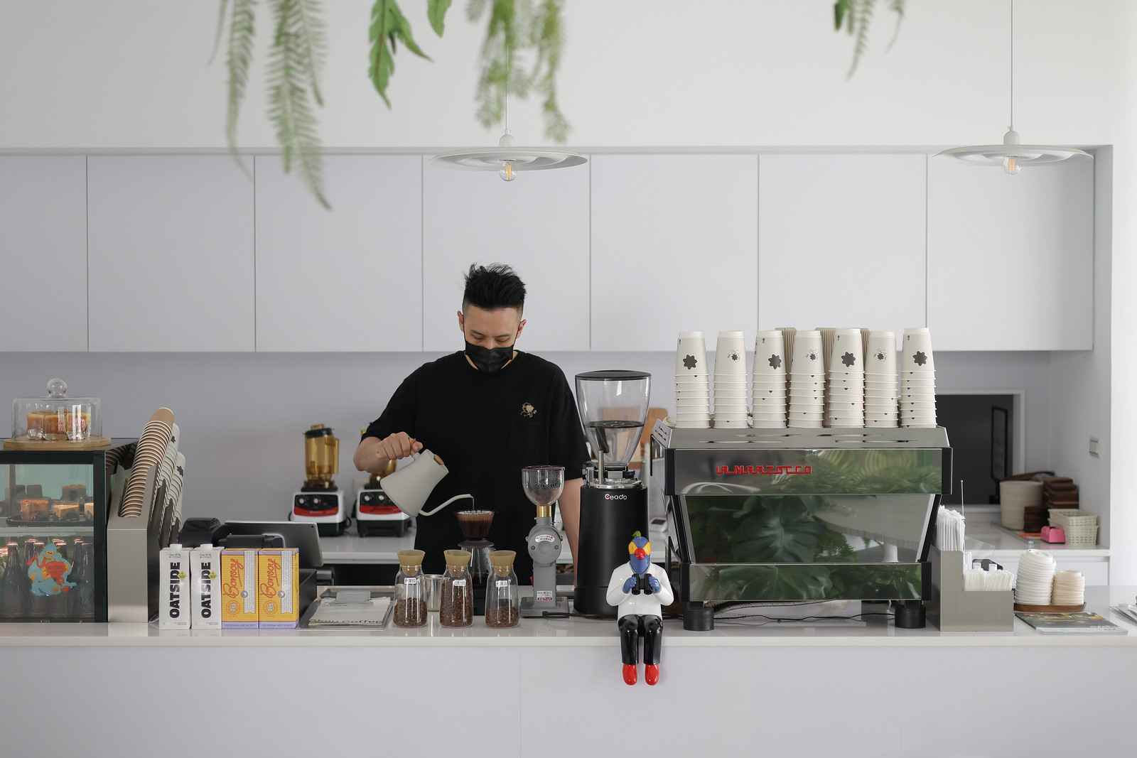 高雄白色建築新地標「內惟藝術中心」聯手 3+2 Design Studio共同打造Akau Coffee 猻物咖啡(馬卡店)， 呈現南台灣綠蔭文青風景！