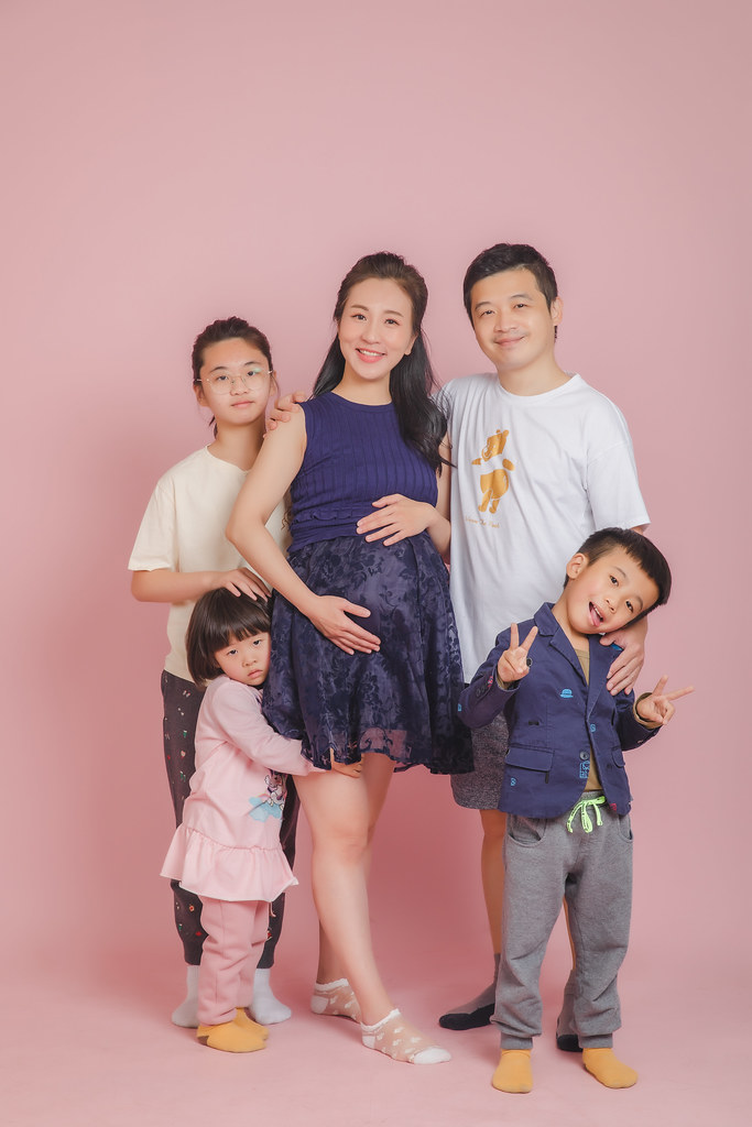 [親子寫真] 吳凱莉  全家福拍攝@迪司陽光攝影棚-最專業的團隊完成全家福照，拍出有溫度的照片! #孕婦寫真