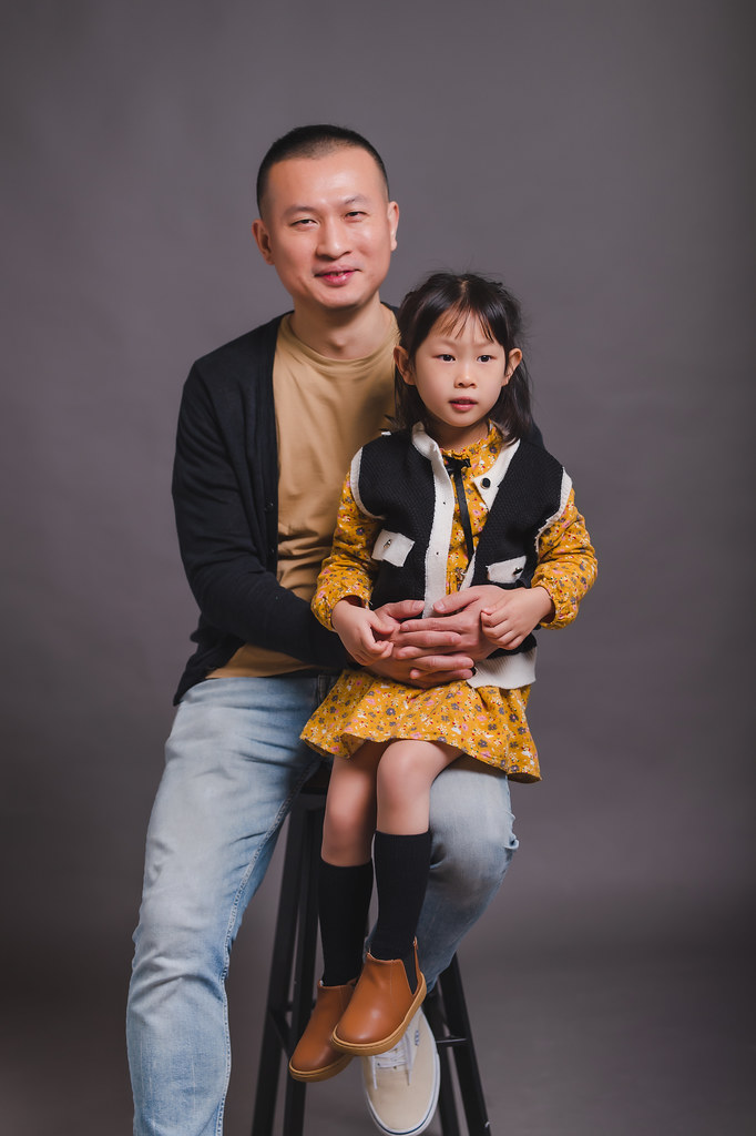 [親子寫真]葉雅萍 全家福拍攝@迪司陽光攝影棚-最專業的團隊完成全家福照，拍出有溫度的照片! #孕婦寫真