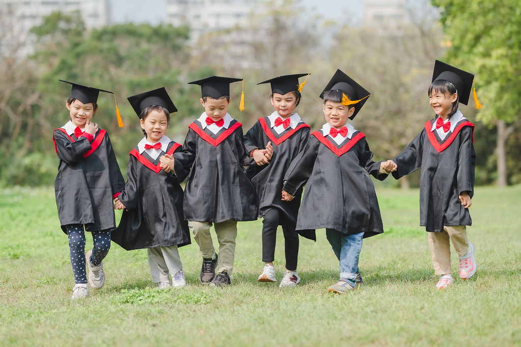 [畢業寫真]  2022年橘子幼稚園 畢業照拍攝 @迪司陽光攝影棚-最專業的團隊完成全家福照，拍出有溫度的照片! #全家福照