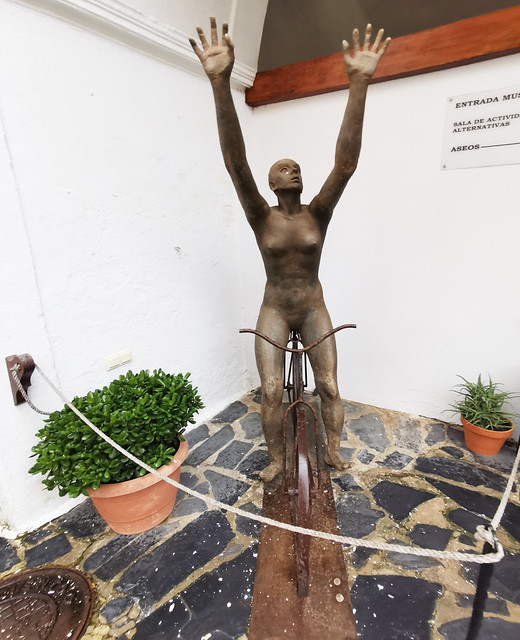 escultura estatua de mujer en bicicleta Museo Etnográfico Extremeño González Santana Olivenza Badajoz