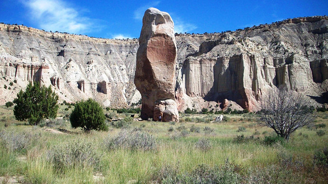 USA 2012 Utah - Chimney Rock ist eine völlig abseits aller Felswände stehende Monolitsäule im Kodachome Basin SP