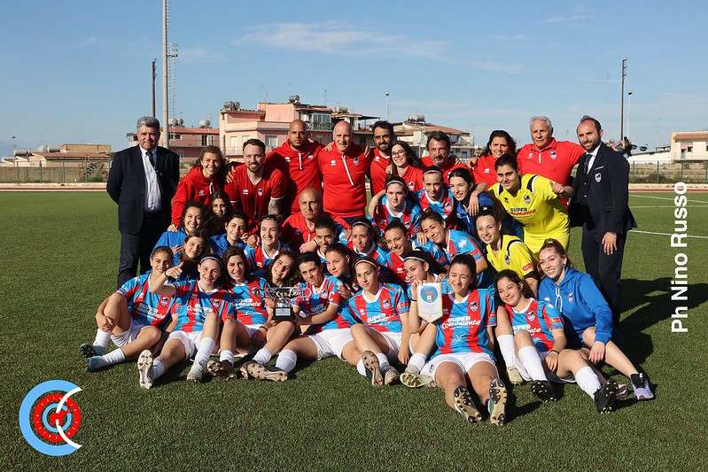 Squadra e team nella foto celebrativa della vittoria di Coppa Italia regionale