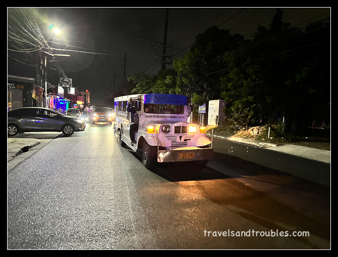 Jeepney in de nacht