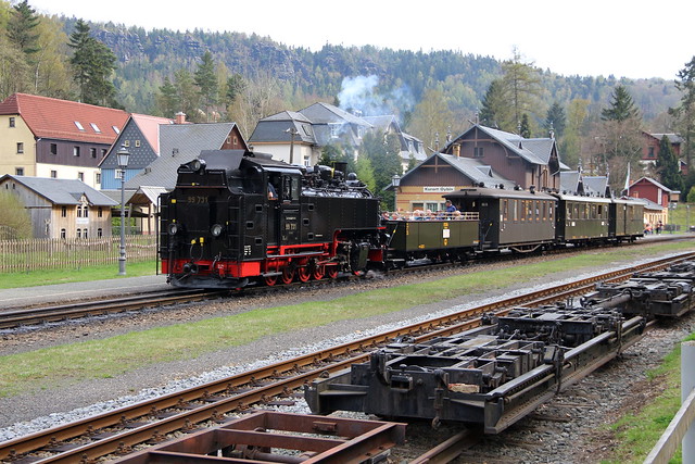 2022-04-30; 0229. SOEG 99 731 met de 4e trein Oybin-Bertsdorf-Jonsdorf. Bhf Kurort Oybin. Friedrich-Engels-Straße, Oybin.