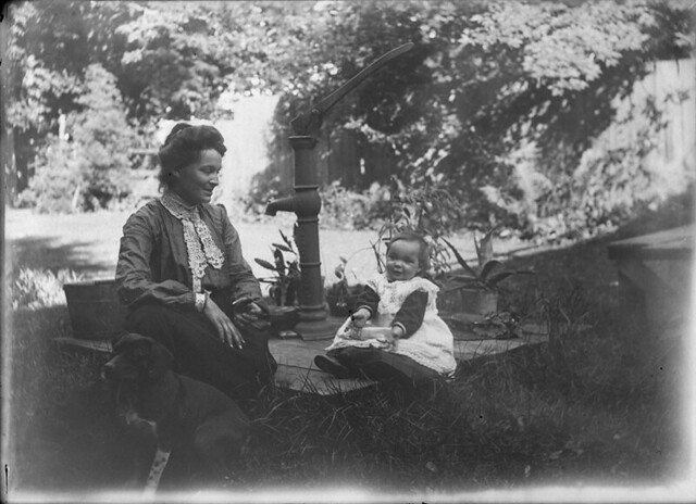 Dionne quintuplets with their mother, Elzire, Callander, Ontario / Les quintuplées Dionne et leur mère Elzire, Callander (Ontario)