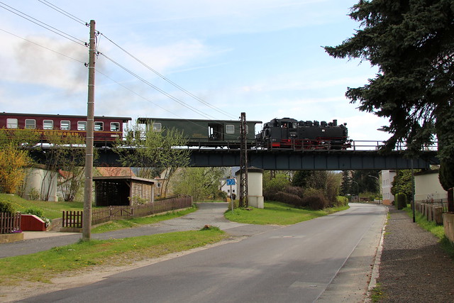 2022-04-30; 0234. SOEG 99 758 met de 4e trein Zittau Vorstadt-Bertsdorf-Oybin. August-Bebel-Straße, Olbersdorf.