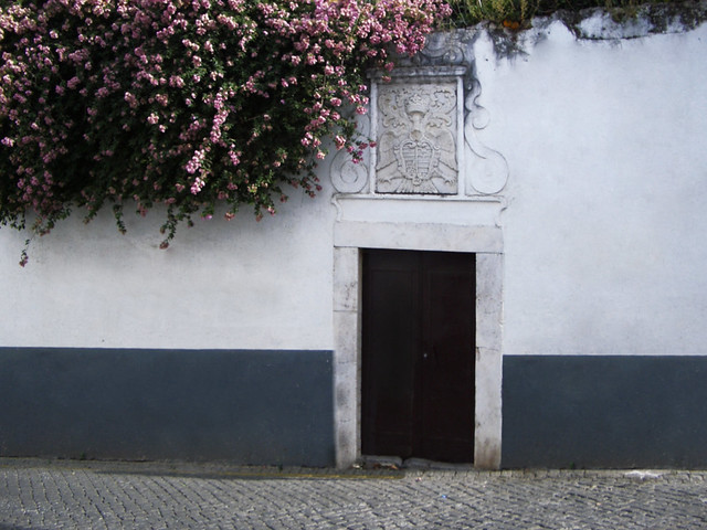 portada con escudo de armas o heráldico entrada del Cementerio Ingles en calle rua do Mestre Escola Elvas Portugal