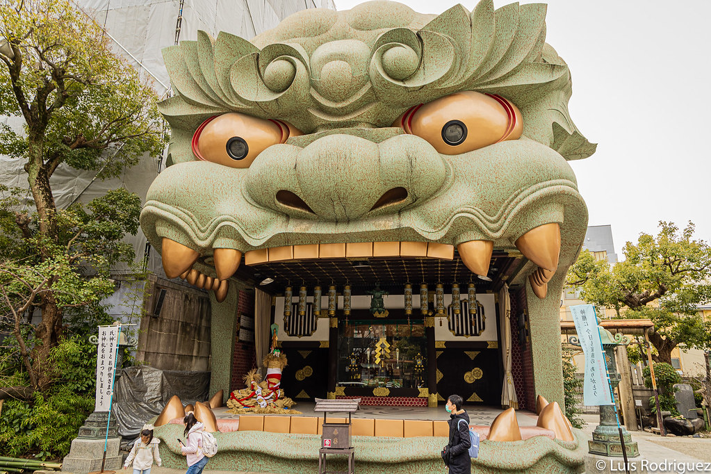 Hall-stage in the shape of a lion's head of the Namba Yasaka Shrine