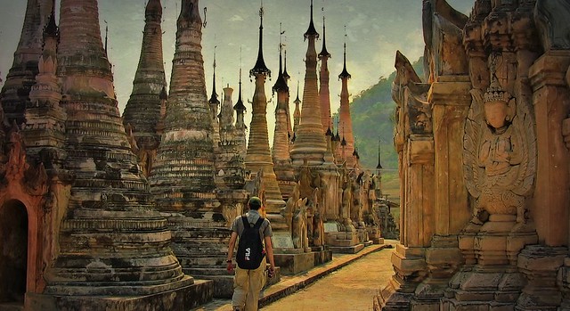 MYANMAR, Burma - rund um den  Inle-See, Stupas Takhaung Mwetaw / Tar Kaung -(sehr schön am See gelegen), lone,  21509