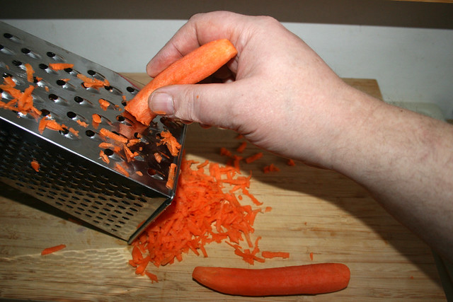 02 - Grate carrots / Möhren raspeln