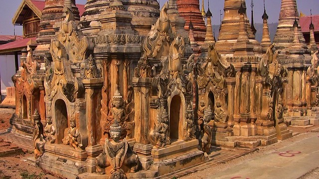 MYANMAR, Burma - rund um den  Inle-See, Stupas Takhaung Mwetaw / Tar Kaung -(sehr schön am See gelegen) 21507