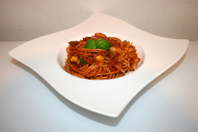 35 - Spaghetti with zucchini & cannellini - Side view / Spaghetti mit Zucchini & Cannellini - Seitenansicht