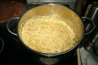 31 - Drain spaghetti in sieve / Spaghetti im Sieb abtropfen lassen