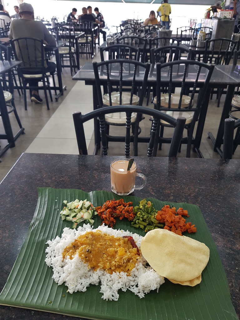 香蕉葉飯 Banana leaf rice rm$9 & 香料奶茶 Masala Tea rm$5.50 @ Rathaa Curry House Puchong Bandar Puteri