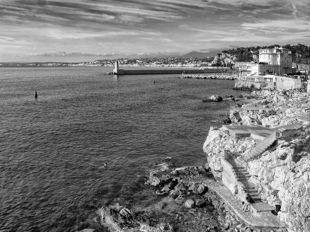 Entrée du Vieux Port de Nice (version NB) 52781242608_da09980139_b