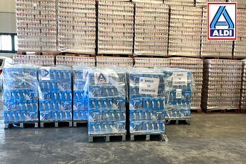 Donación de leche en las instalaciones de ALDI en la zona industrial de Arinaga