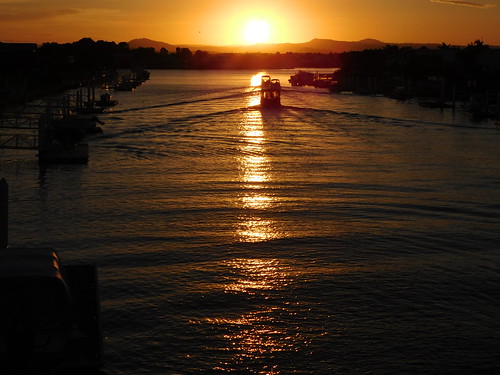 qld aus australia queensland sunshinecoast sunshinestate water river boat caloundra sunset waves gold pontoons mountains sun nikoncamera nikoncoolpixl840