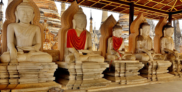 MYANMAR, Burma - rund um den  Inle-See, Stupas Takhaung Mwetaw / Tar Kaung -(sehr schön am See gelegen), Buddhas,   21512